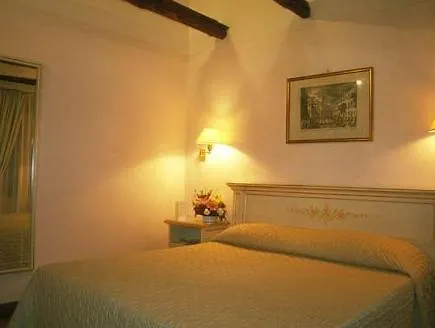 Ambassador Tre Rose Hotel Veneza 3*,