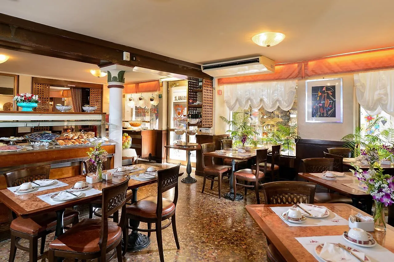 Ambassador Tre Rose Hotel Veneza